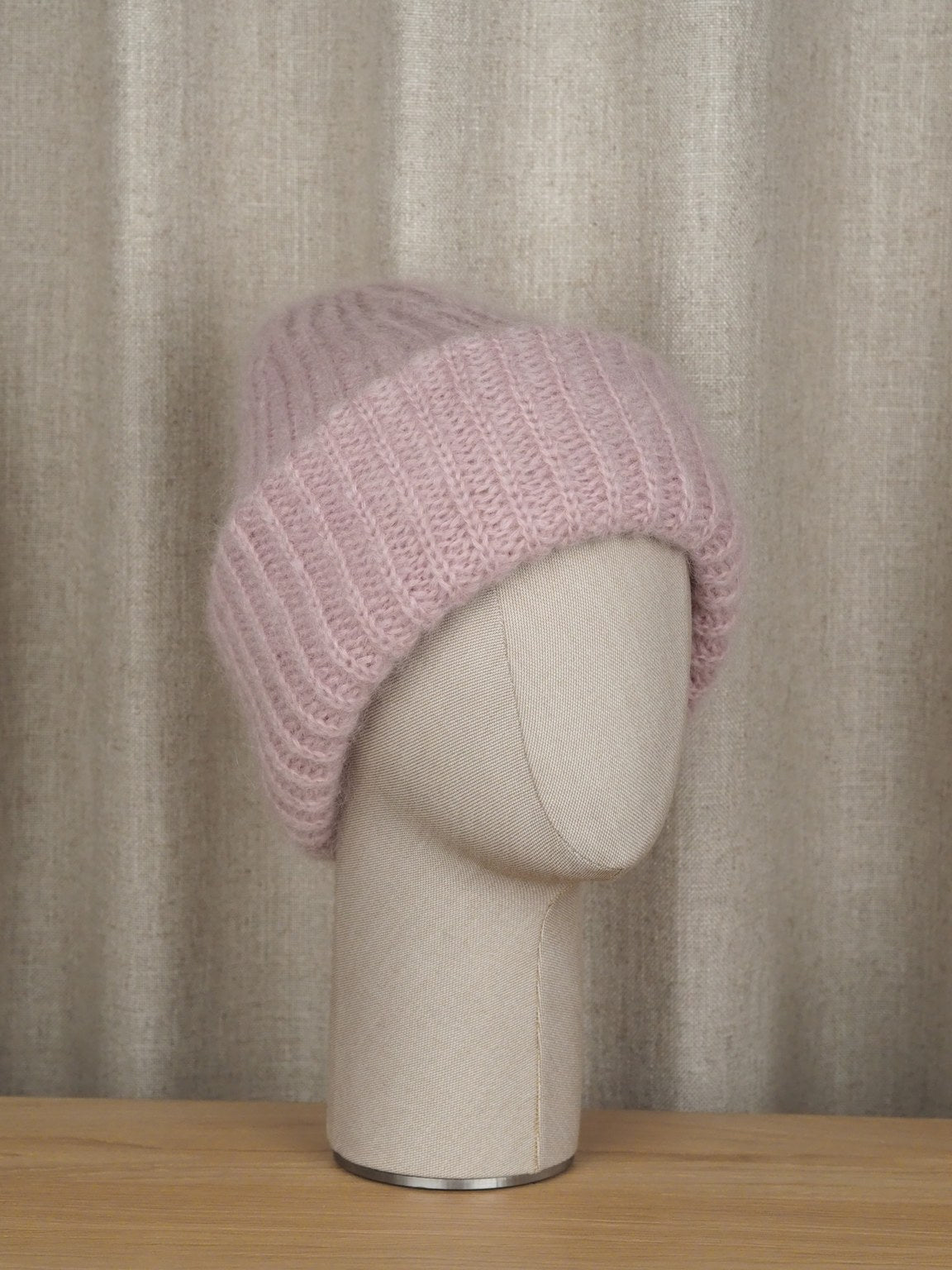 Chunky beanie made of kid mohair blend, Rose dust