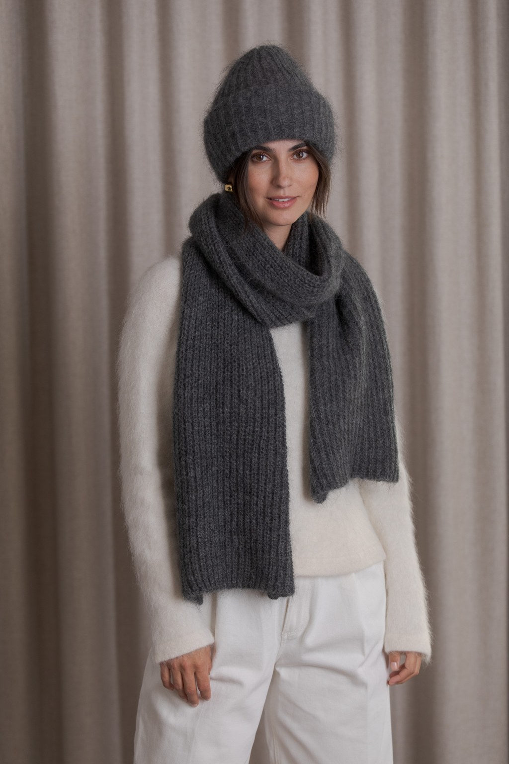 Chunky beanie in light grey with warm scarf